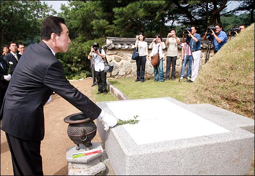 고건 전 총리가 발기인들과 함께 경기도 남양주시에 있는 다산 정약용 선생의 묘소를 찾아 헌화하고 있다.
 